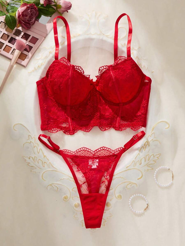 Primer plano de la panti tipo tanga roja con delicados detalles de encaje.
