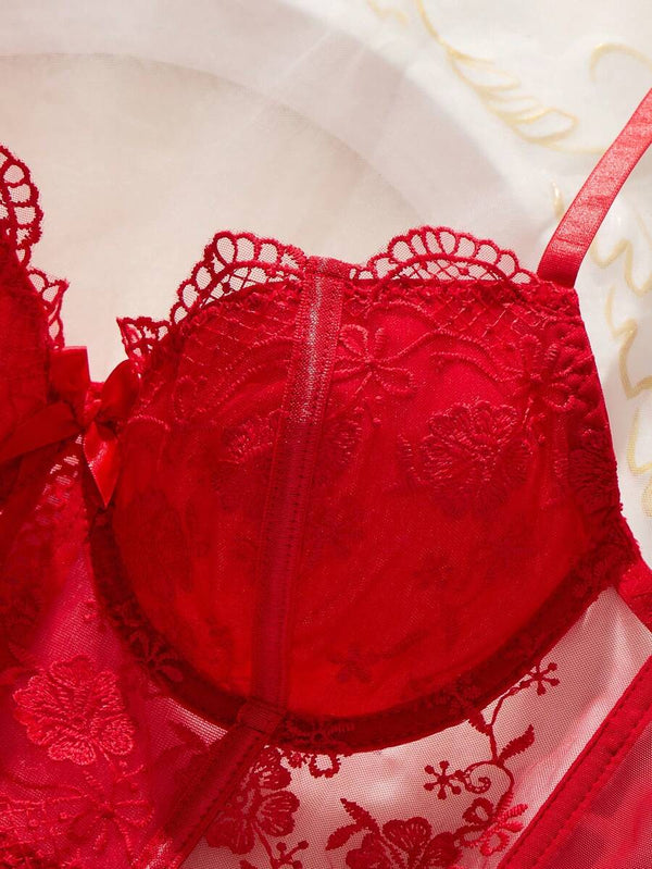 Vista completa del conjunto de lencería rojo de dos piezas sobre una superficie clara.