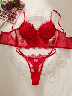 Conjunto de lencería rojo con encaje floral y malla transparente visto desde arriba.
