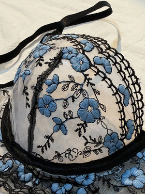Set De Lencería Azul Bordada Floral