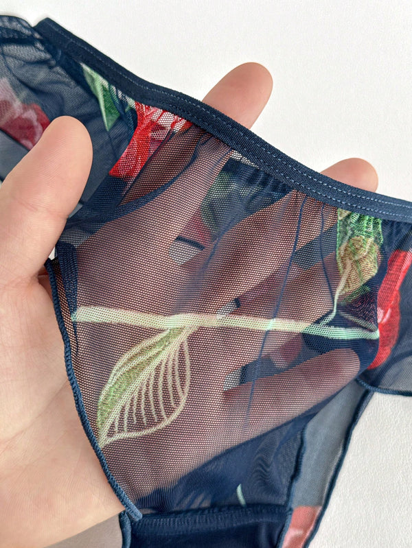 Conjunto de lencería floral transparente azul real romántico detalle de tela transparente.