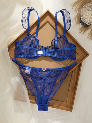 Vista trasera del conjunto de lencería azul real transparente con aro tipo balconette