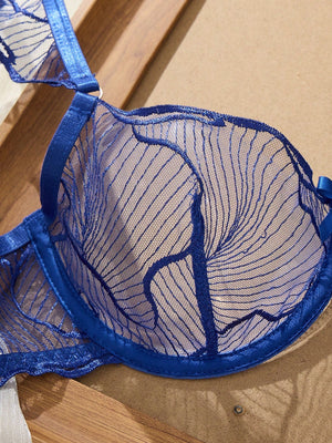 Detalle de bordado del conjunto de lencería azul real transparente con aro tipo balconette