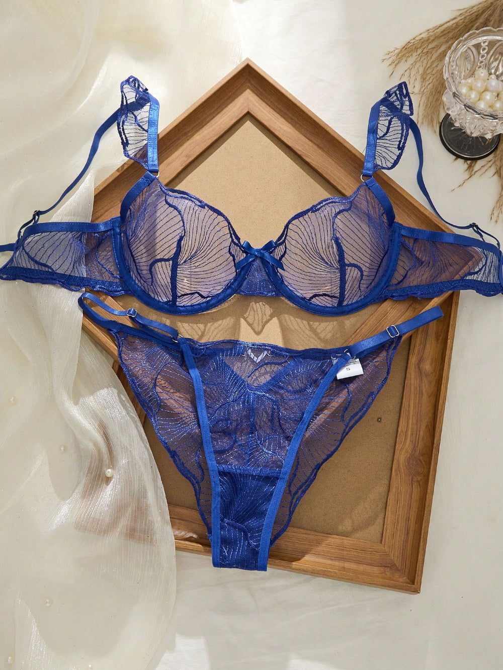 Conjunto de lencería azul real transparente con aro tipo balconette vista frontal