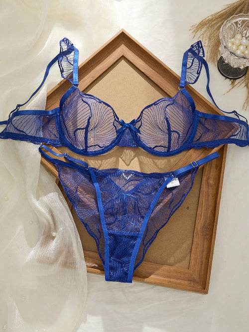 Conjunto de lencería azul real transparente con aro tipo balconette vista frontal