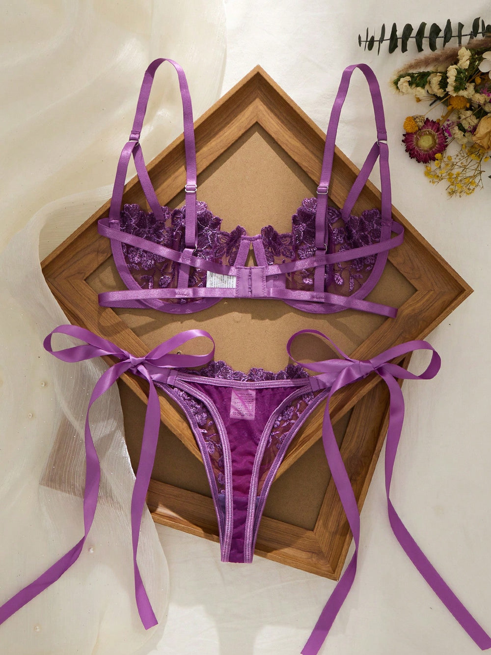 [Vista frontal del Conjunto De Lencería Morado Floral con lazos laterales.]