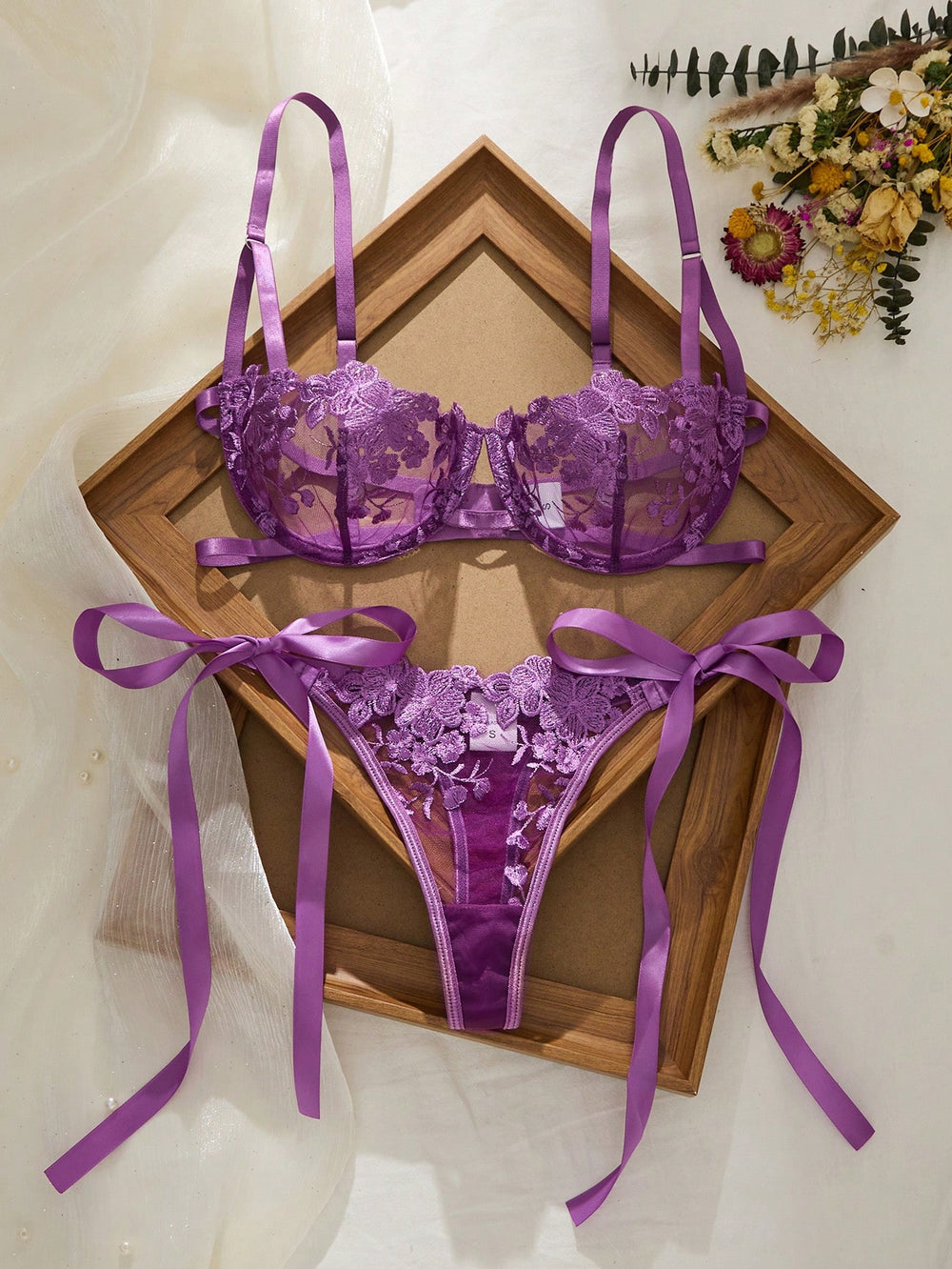 [Vista frontal del Conjunto De Lencería Morado Floral con lazos laterales.]
