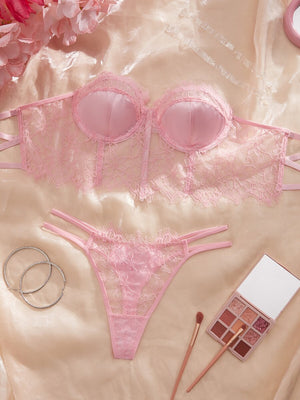 Detalle del bustier rosa sin tirantes con acabado de satín y borde de encaje floral