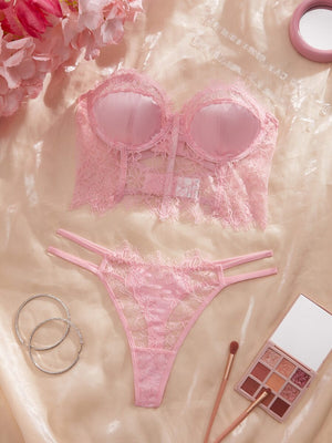 Acabado posterior y detalles delicados del set de lencería de encaje rosa