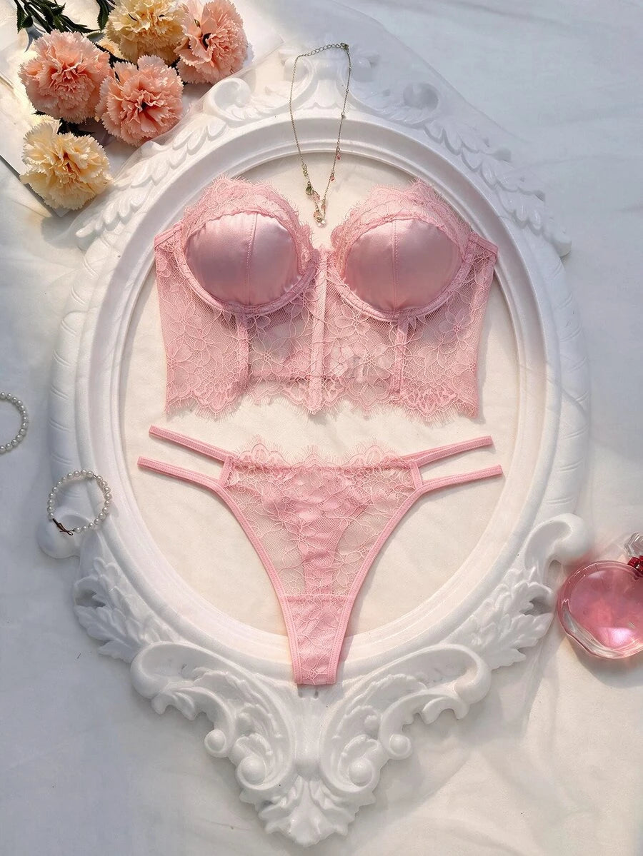 Conjunto de lencería rosa pastel con bustier de copas satinadas y tanga de encaje floral