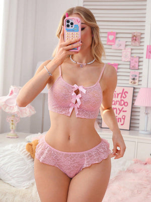 Conjunto Lencería Rosa De Encaje Con Lazos Y Volantes con volantes delicados.