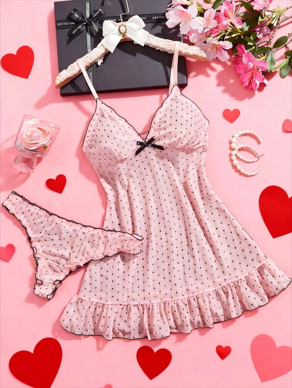 Vista superior del Set De Camisón Rosa Semitransparente con lunares.