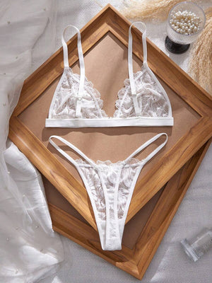 Tanga de encaje floral blanco a juego con el conjunto de lencería.