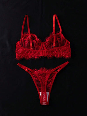 Detalle de la tanga de encaje rojo con tirantes ajustables.