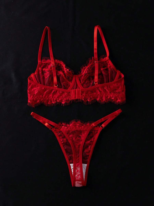 Detalle de la tanga de encaje rojo con tirantes ajustables.