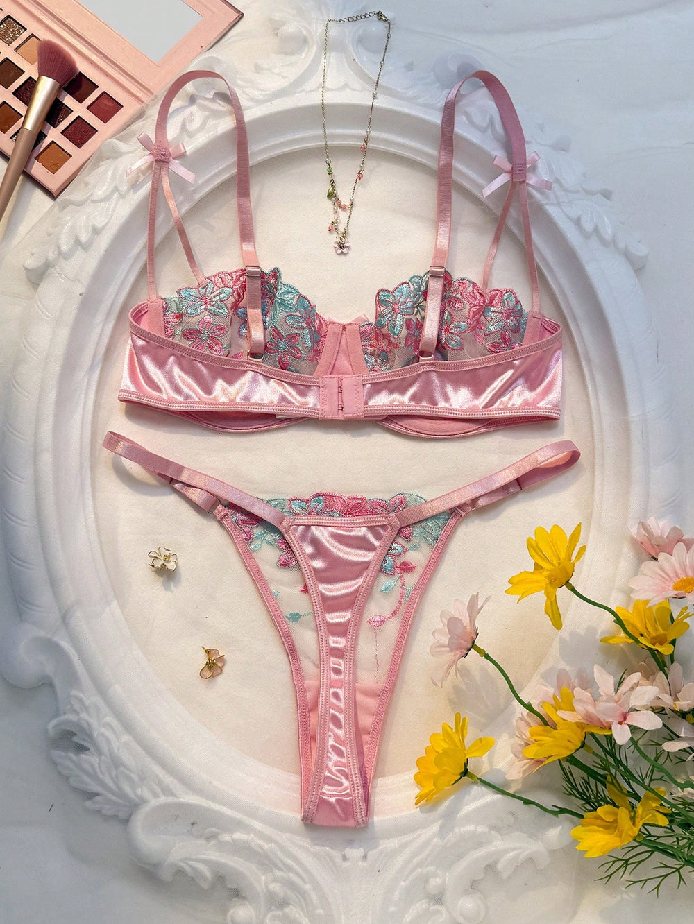 [Vista superior del Conjunto De Lencería Rosa Bordado sobre fondo blanco.]