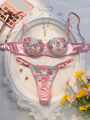 [Vista superior del Conjunto De Lencería Rosa Bordado sobre fondo blanco.]