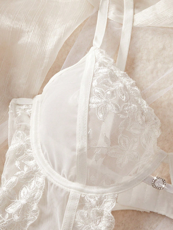 Acercamiento a la copa floral del Body Lencero Blanco elegante.