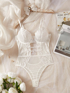 Vista frontal del hermoso Body Lencero Blanco sobre un fondo suave.