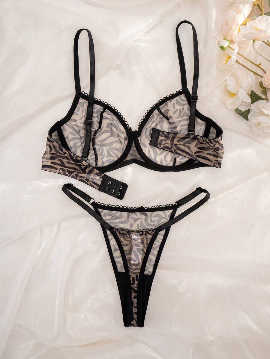 Conjunto de lencería con estampado de cebra sobre fondo blanco de seda.