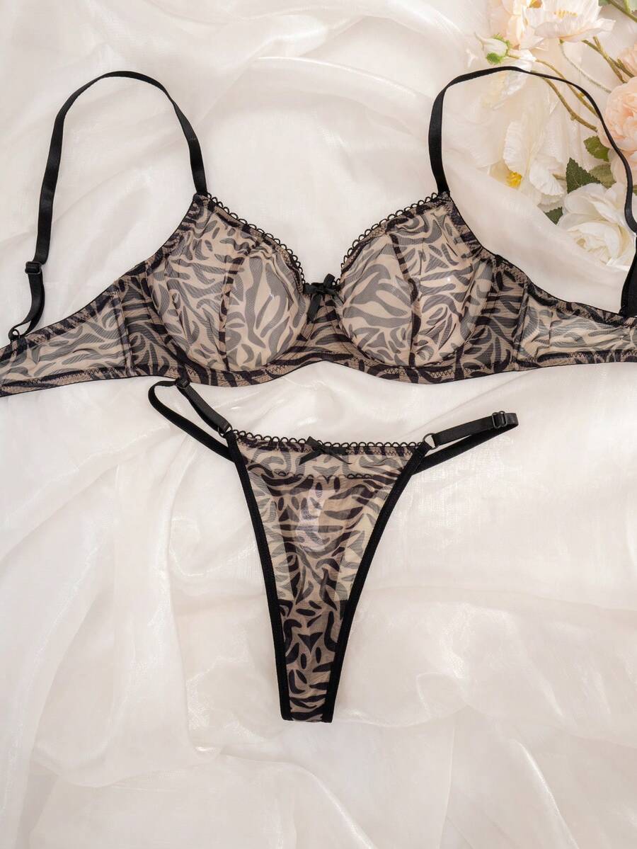 Conjunto de lencería con estampado de cebra sobre fondo blanco de seda.