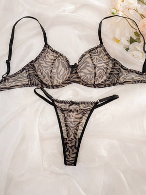 Conjunto de lencería con estampado de cebra sobre fondo blanco de seda.