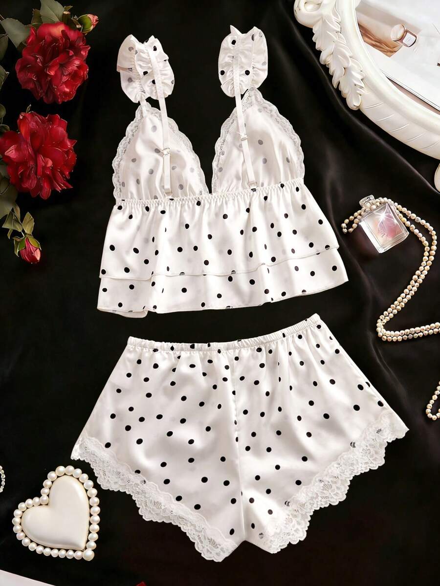 Conjunto de pijama de dos piezas con estampado de lunares sobre fondo blanco y detalles de encaje.