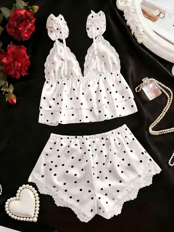 Detalle del top de pijama tipo camisola con tirantes de volantes y escote en V con encaje.