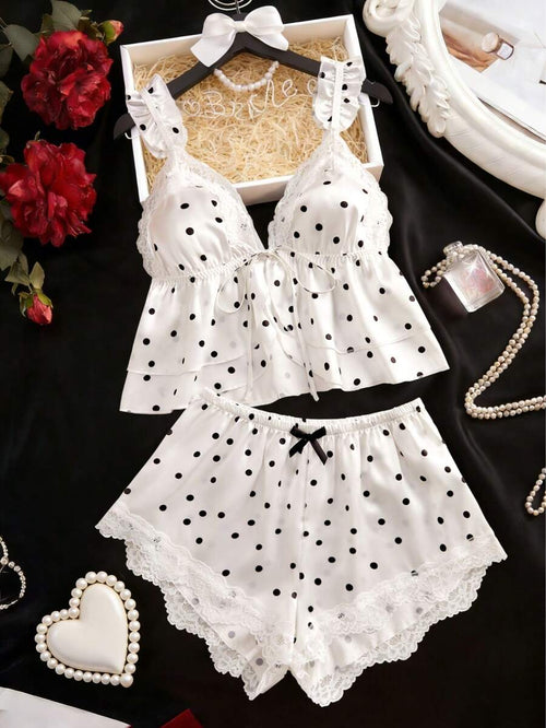 Conjunto de pijama de dos piezas con estampado de lunares sobre fondo blanco y detalles de encaje.