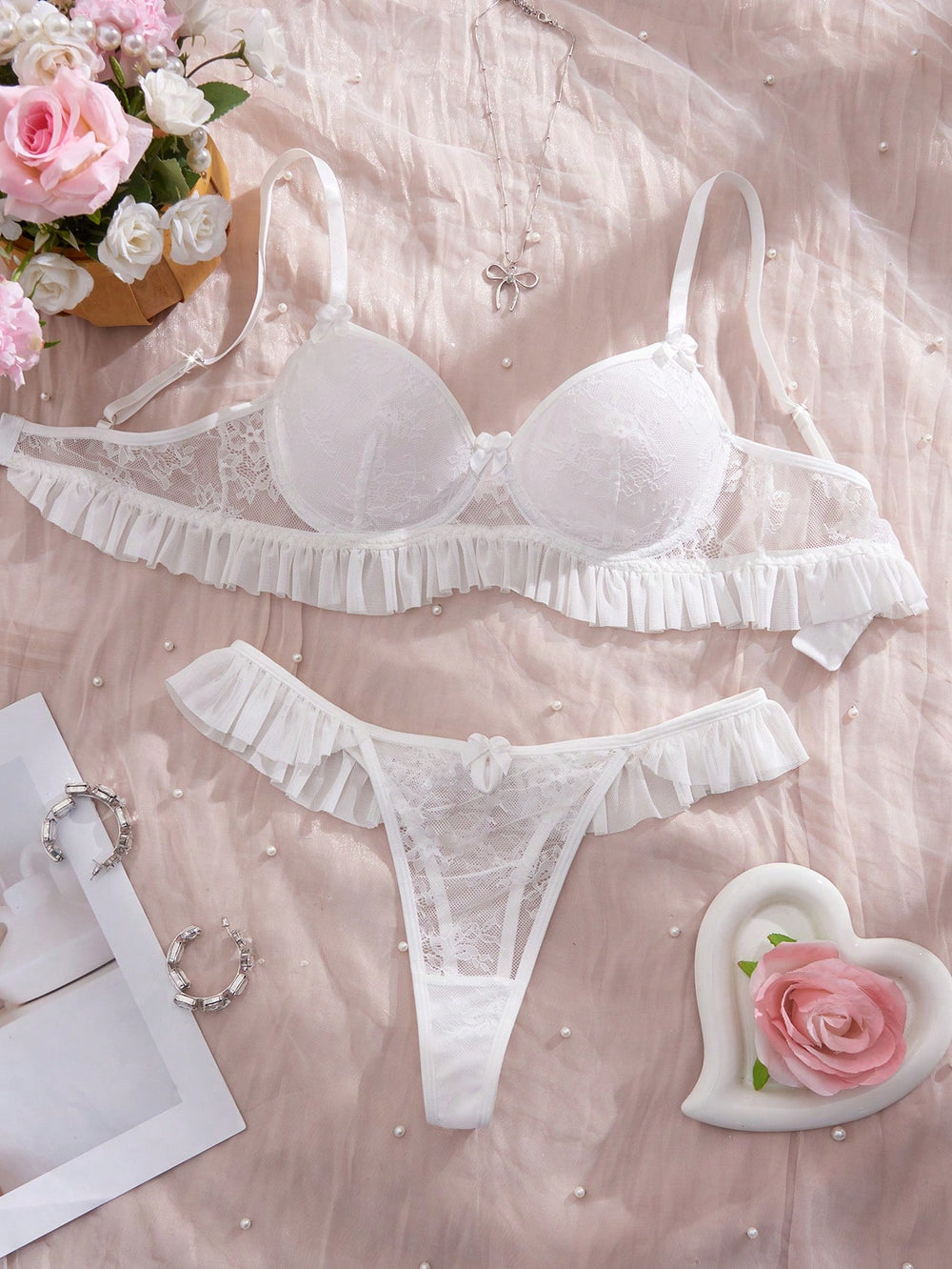 Conjunto de lencería blanca de encaje con volantes modelado
