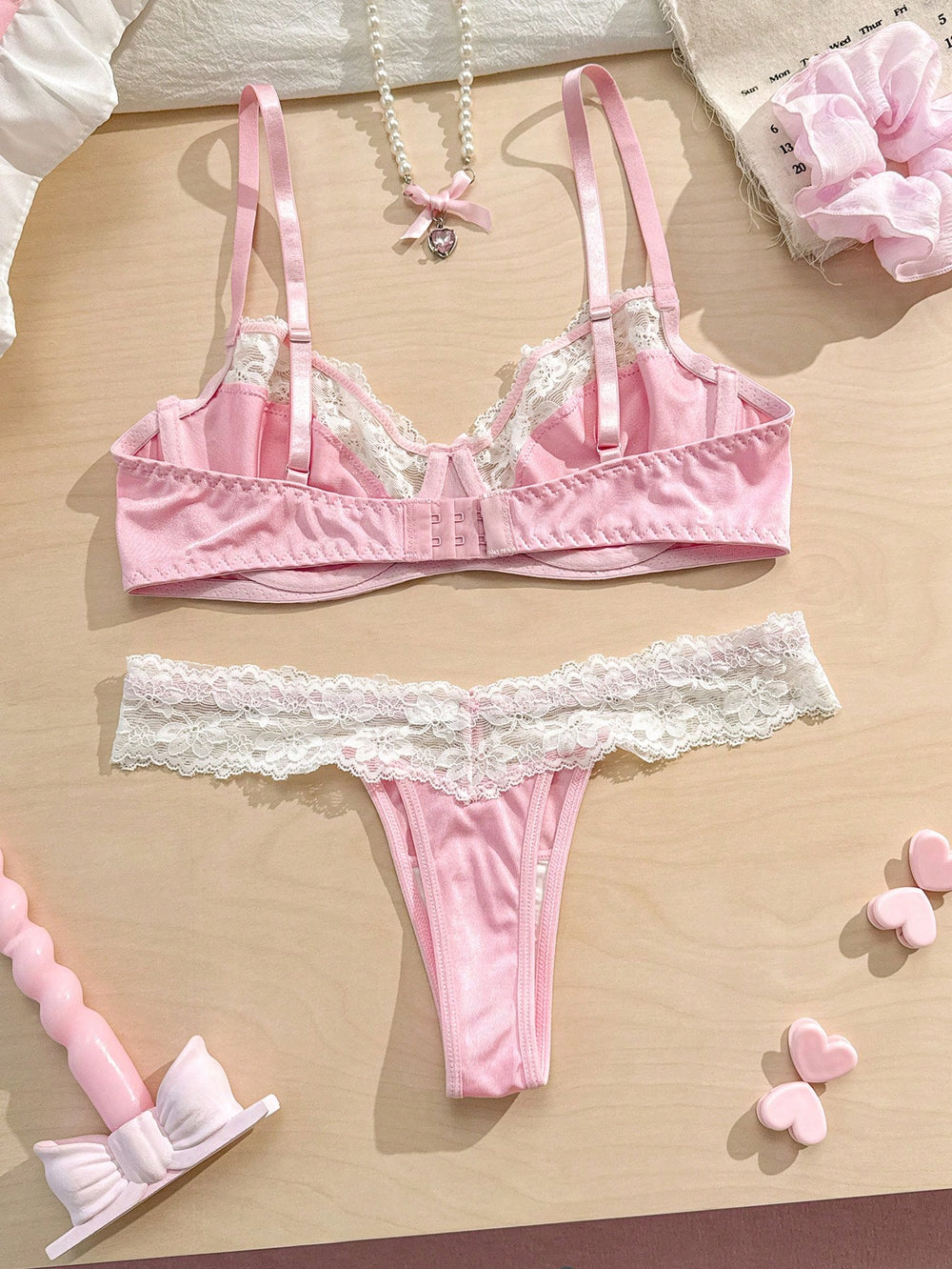 Conjunto De Lencería Rosa Con Encaje Floral vista frontal del set.