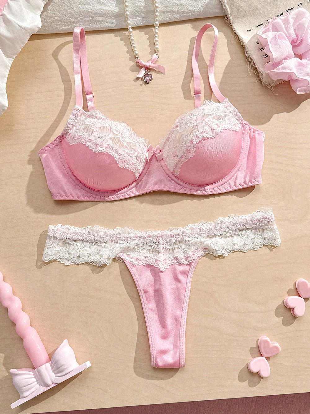 Conjunto De Lencería Rosa Con Encaje Floral vista frontal del set.