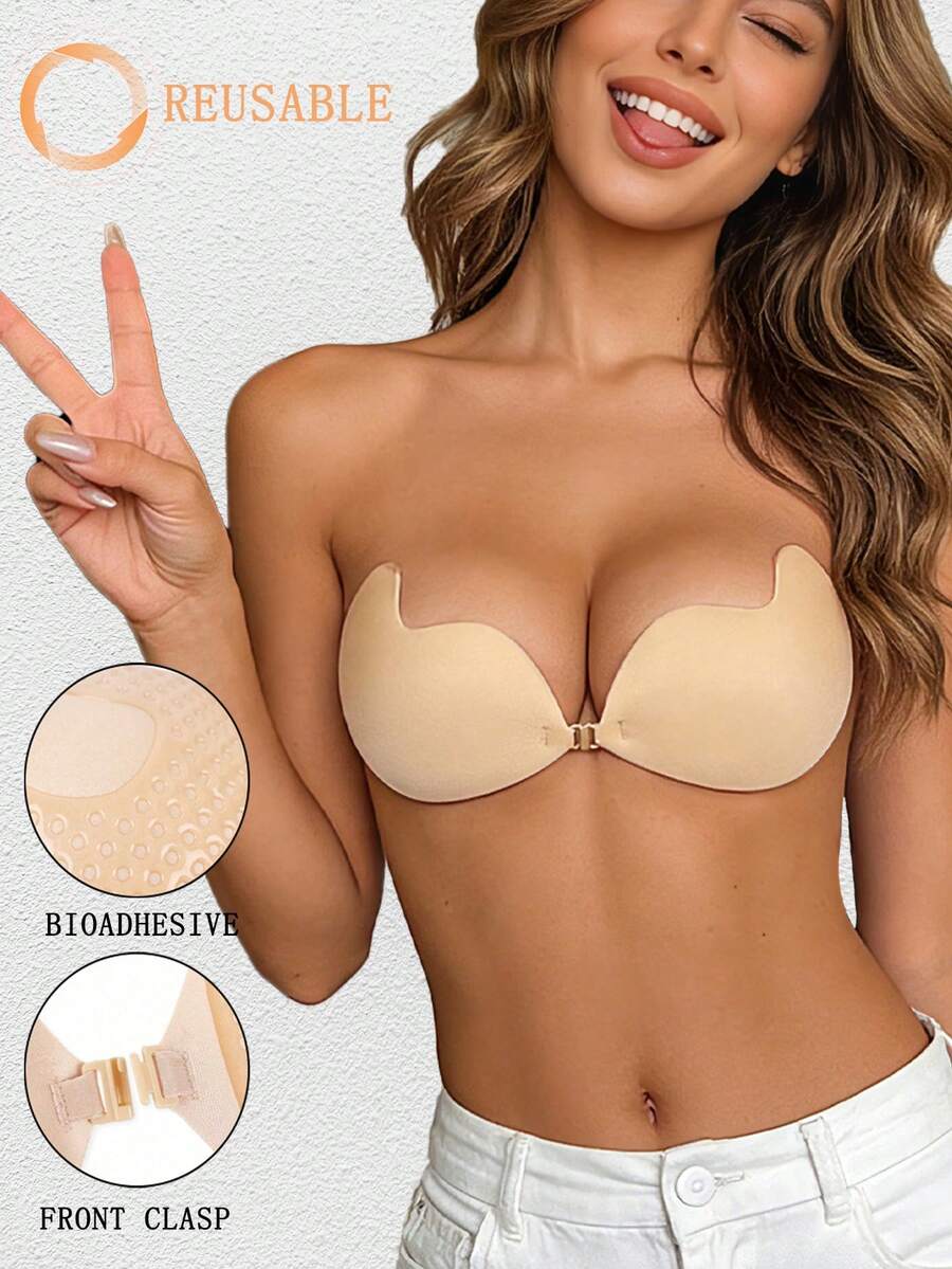 Mujer usando un sujetador adhesivo color nude con una blusa blanca abierta.