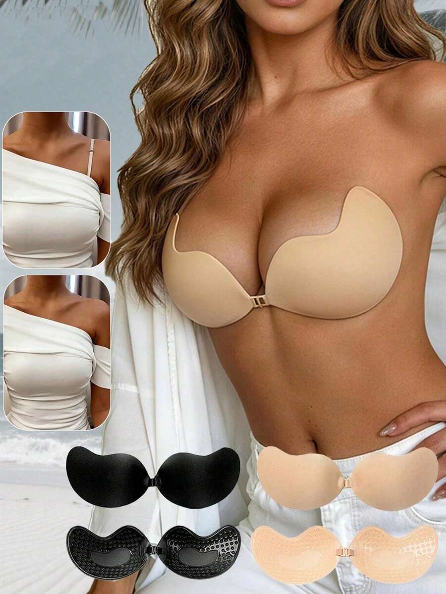 Mujer usando un sujetador adhesivo color nude con una blusa blanca abierta.
