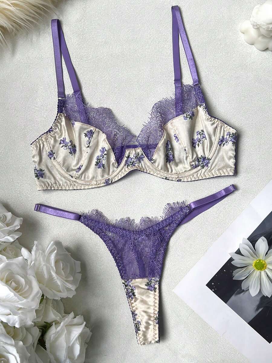 Vista frontal de conjunto de lencería floral color crema con encaje lila.