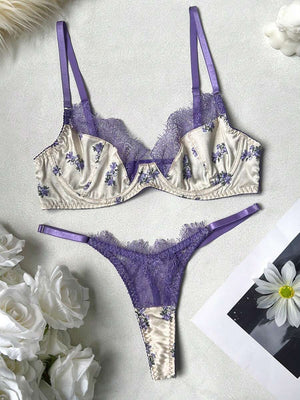 Detalle del sujetador push-up con estampado de flores y borde de encaje lila.