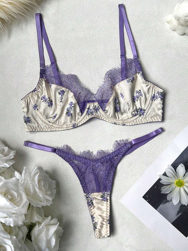 Detalle del sujetador push-up con estampado de flores y borde de encaje lila.