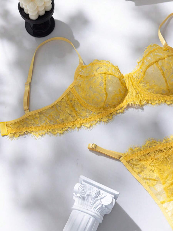 Detalle de la tanga de encaje amarillo de talle bajo a juego.