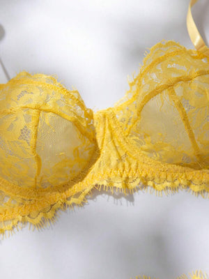 Composición del set de lencería amarillo con accesorios decorativos.