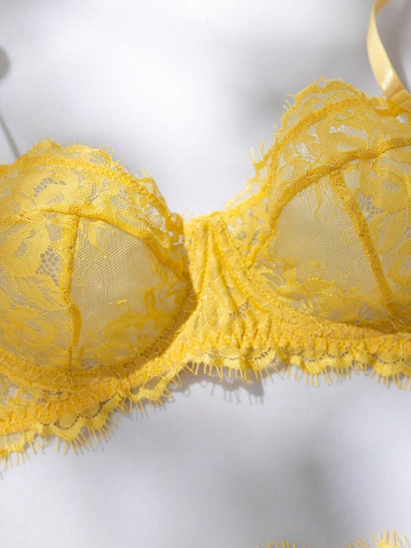 Composición del set de lencería amarillo con accesorios decorativos.
