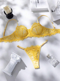 Conjunto de lencería de encaje amarillo en vista completa sobre un fondo blanco.