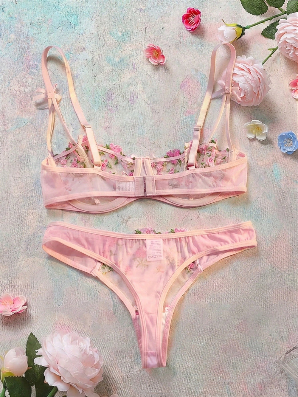 [Vista superior del Conjunto De Lencería Rosa Floral con hermosos bordados.]