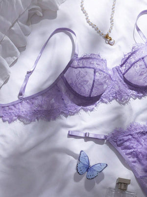 Tanga de encaje floral lila a juego con el sujetador.