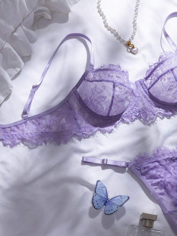 Tanga de encaje floral lila a juego con el sujetador.
