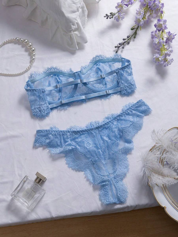 Vista de cerca del sujetador strapless de encaje celeste con detalles florales y aro.