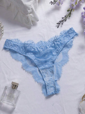 Detalle de la panti tipo tanga de encaje celeste con bordes festoneados.