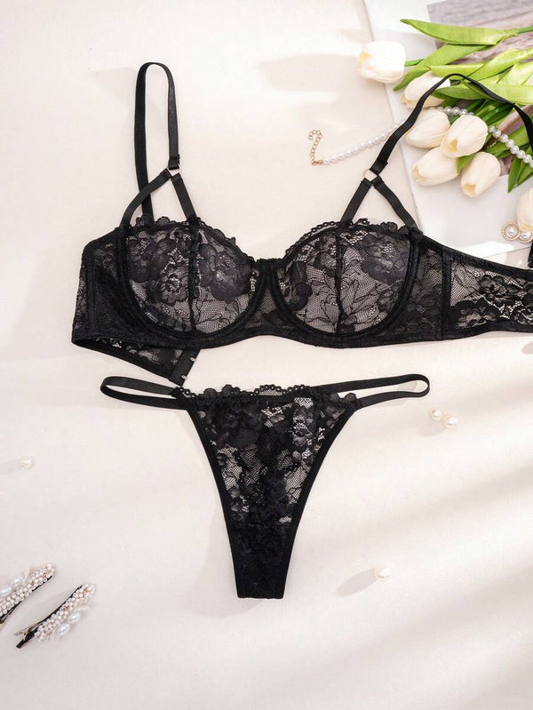 Vista detallada de la tanga de encaje floral negro a juego con el conjunto.