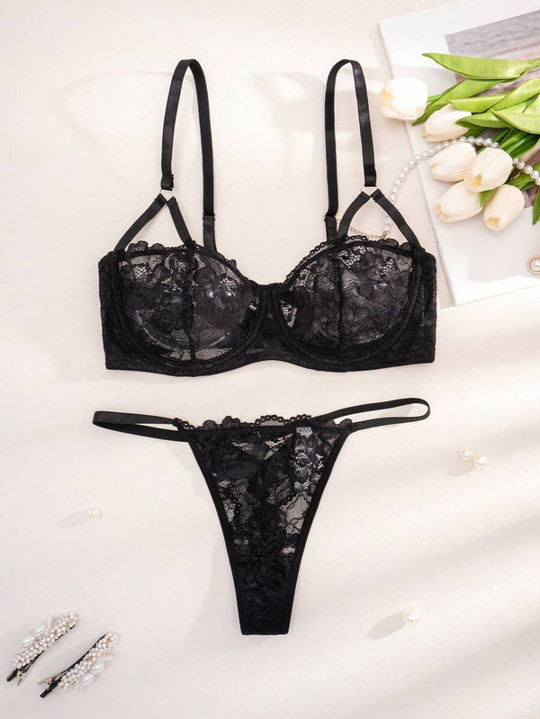 Detalle del patrón de encaje floral en la tanga del conjunto de lencería negro.