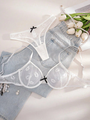 Detalle de la copa del brasier transparente con estampado de besos y tirantes finos ajustables.