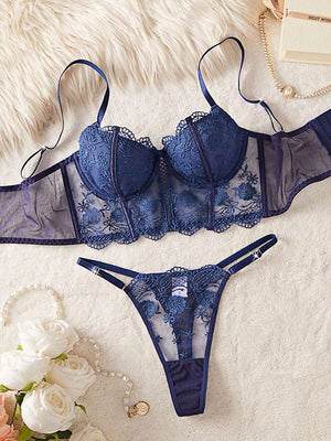 Vista de la tanga de encaje azul con diseño de doble tira en la cadera.